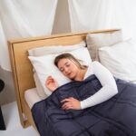 Een assortiment van verschillende slaaphulpmiddelen en accessoires voor een betere nachtrust en comfort tijdens het slapen.