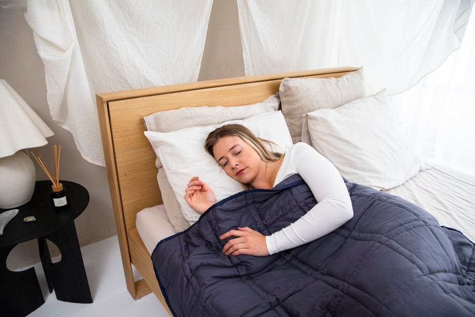 Een assortiment van verschillende slaaphulpmiddelen en accessoires voor een betere nachtrust en comfort tijdens het slapen.